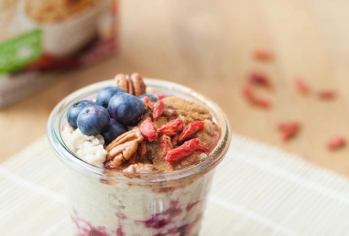 flocons-d-avoine-avec-des-baies-et-noix-de-pecan